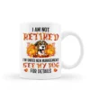 Ich bin nicht im Ruhestand Hund Katze Herbst personalisierte Tasse, Halloween Geschenk für Hundeliebhaber I'm Not Retired Dog Cat Autumn Personalized Mug, Halloween Gift For Dog Lovers MK NO BG 1.jpg