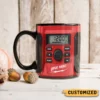 Personalisierter roter Keramikbecher mit Elektrowerkzeug Personalized Red Power Tool Ceramic Mug Mockup run ad.jpg