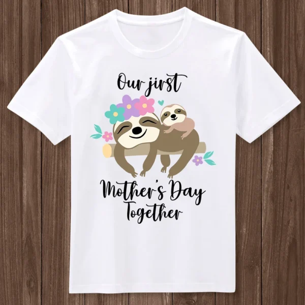 Unser erstes Muttertags-Faultier-Shirt Our First Mother's Day Sloth Shirt Mockup 3.jpg
